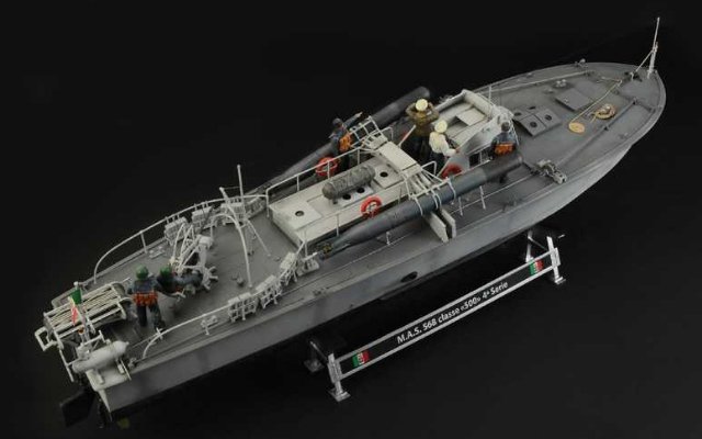 Motorový torpédový člun M.A.S. 563-568 with crew (Italeri 1:35) 