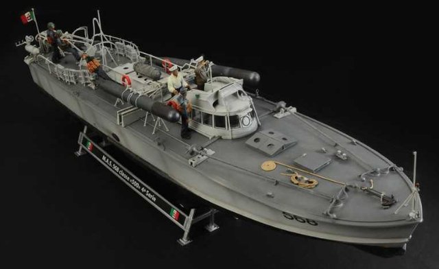 Motorový torpédový člun M.A.S. 563-568 with crew (Italeri 1:35) 