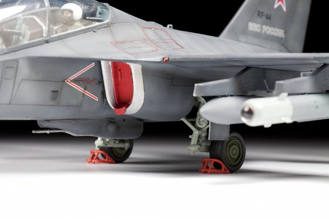 YAK-130 Russian Light Bomber (Zvezda 1:48) 