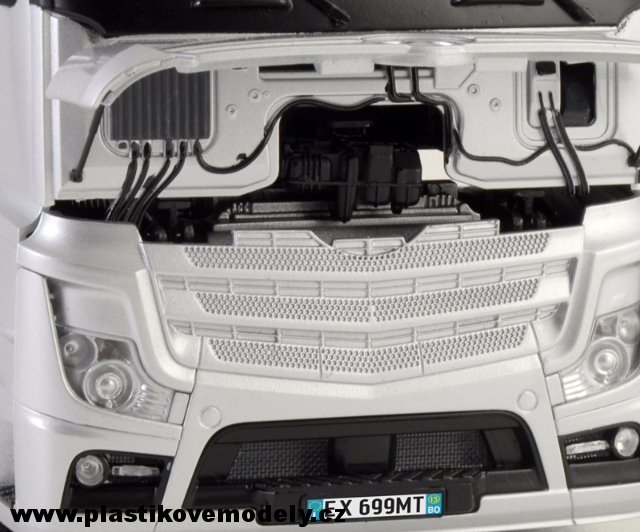 Truck Mercedes Benz Actros MP4 Gigaspace (Italeri 1:24) 